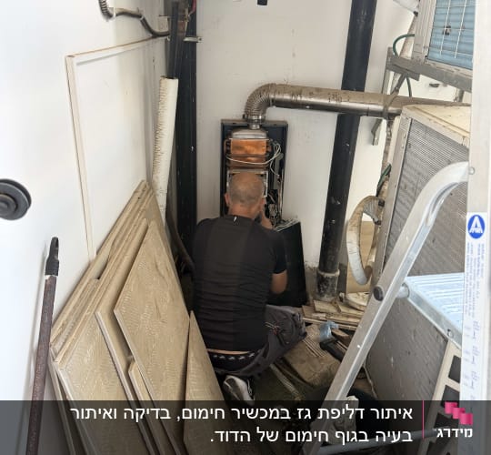 אדם עובד על מערכת חימום מים בגז